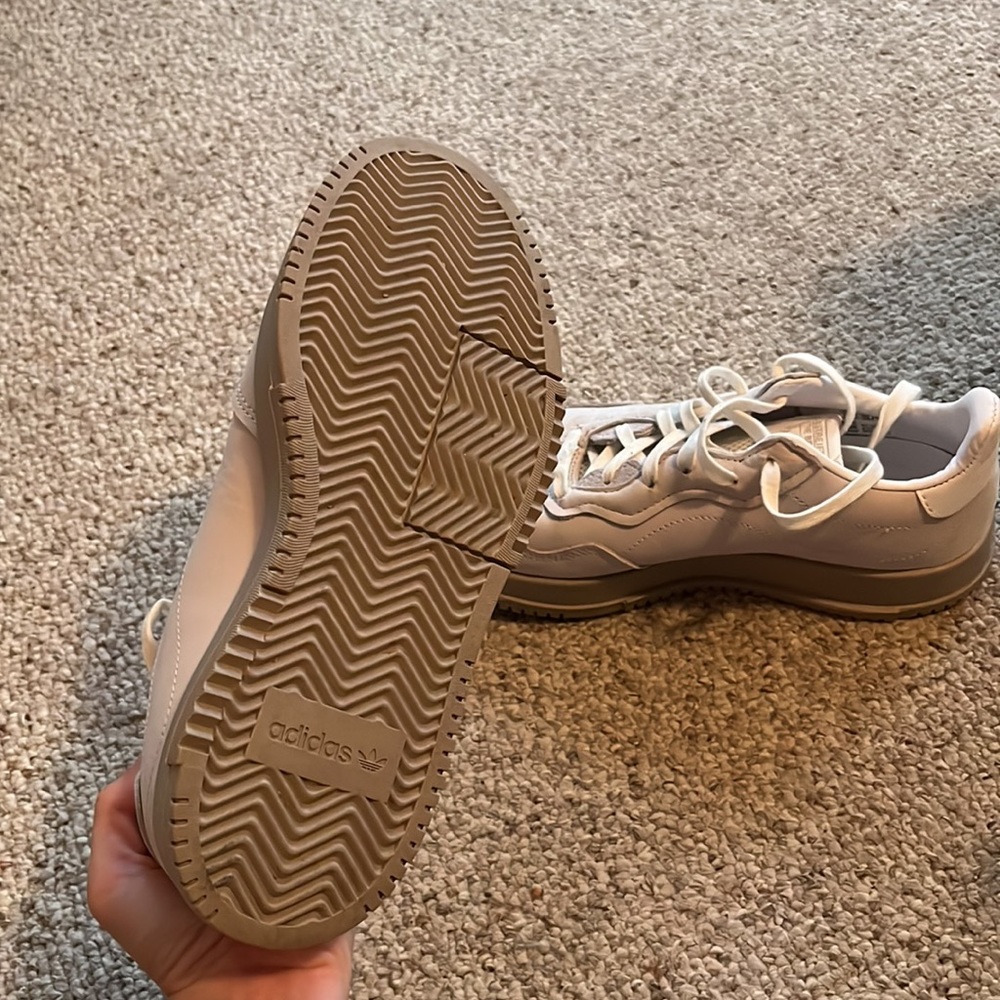Womens size 7 Adidas sneakers - Picture 4 of 4